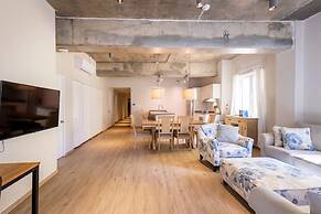 Grand Urban Elegance - City Center Luxury