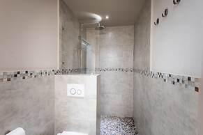 Grand Urban Elegance - City Center Luxury