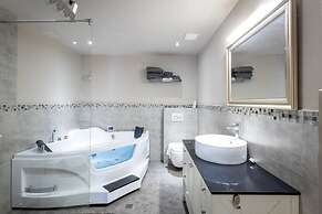 Grand Urban Elegance - City Center Luxury