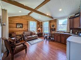 Wagon Wheel Cottage Couples Getaway in the Country