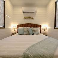 The Shoreline Container Tiny Home 12 min to Magnolia Baylor