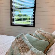 The Shoreline Container Tiny Home 12 min to Magnolia Baylor