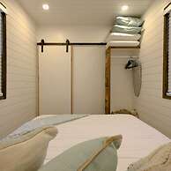 The Shoreline Container Tiny Home 12 min to Magnolia Baylor