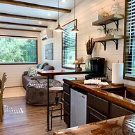 The Shoreline Container Tiny Home 12 min to Magnolia Baylor