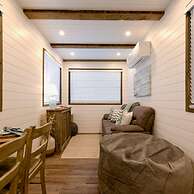 The Shoreline Container Tiny Home 12 min to Magnolia Baylor