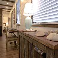 The Shoreline Container Tiny Home 12 min to Magnolia Baylor