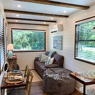 The Shoreline Container Tiny Home 12 min to Magnolia Baylor