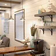 The Shoreline Container Tiny Home 12 min to Magnolia Baylor