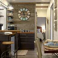 The Shoreline Container Tiny Home 12 min to Magnolia Baylor