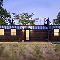 The Shoreline Container Tiny Home 12 min to Magnolia Baylor