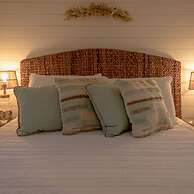 The Shoreline Container Tiny Home 12 min to Magnolia Baylor