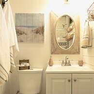 The Shoreline Container Tiny Home 12 min to Magnolia Baylor