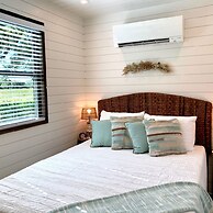 The Shoreline Container Tiny Home 12 min to Magnolia Baylor