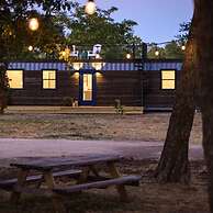 The Shoreline Container Tiny Home 12 min to Magnolia Baylor