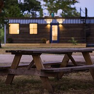 The Shoreline Container Tiny Home 12 min to Magnolia Baylor
