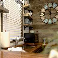 The Shoreline Container Tiny Home 12 min to Magnolia Baylor