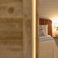 The Shoreline Container Tiny Home 12 min to Magnolia Baylor