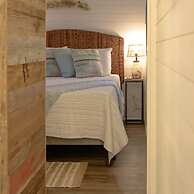 The Shoreline Container Tiny Home 12 min to Magnolia Baylor