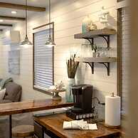 The Shoreline Container Tiny Home 12 min to Magnolia Baylor