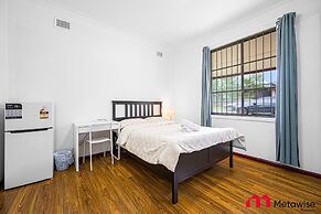 Metawise/parramatta Cozy Room With Furniture Wifi