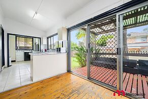 Metawise/parramatta Cozy Room With Furniture Wifi