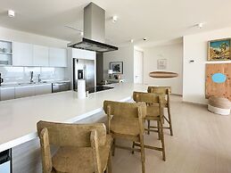Has it all Beachfront Retreat With Stunning Views