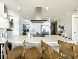Has it all Beachfront Retreat With Stunning Views