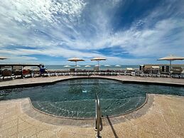 Sandy Beach 2BR Beachfront Getaway