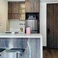 w Sunny 2BR in Modern Building in Chico