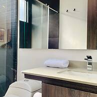 w Sunny 2BR in Modern Building in Chico