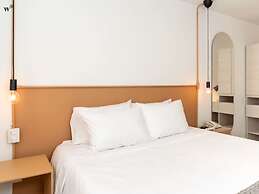 w Astonishing 1BR With Terrace at Poblado