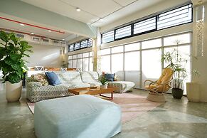 w Radiant Loft w Fabulous Deco in Santa Ana
