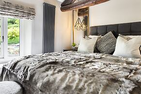 The Coronation Family Cottage - Hot Tub