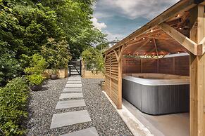 The Coronation Family Cottage - Hot Tub