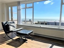 Exquisite Beachfront Residence With Luxurious Interiors The Cozy Clam 