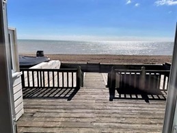 Exquisite Beachfront Residence With Luxurious Interiors The Cozy Clam 