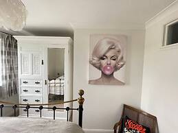 Exquisite Beachfront Residence With Luxurious Interiors The Cozy Clam 