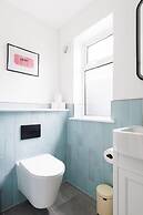 Coastal Retreat for 10 With Hot Tub