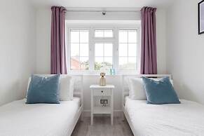 Coastal Retreat for 10 With Hot Tub