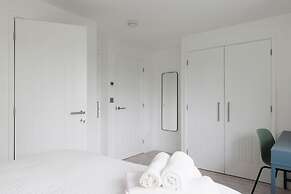 Coastal Retreat for 10 With Hot Tub