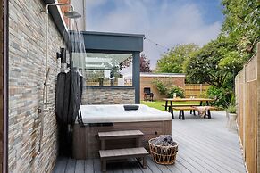 Coastal Retreat for 10 With Hot Tub