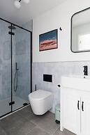 Coastal Retreat for 10 With Hot Tub