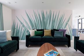 Coastal Retreat for 10 With Hot Tub