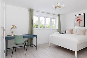 Coastal Retreat for 10 With Hot Tub