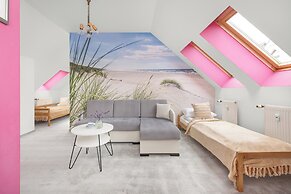 Kołobrzeg Centrum Pink by Renters