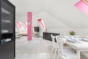 Kołobrzeg Centrum Pink by Renters