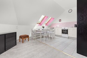 Kołobrzeg Centrum Pink by Renters