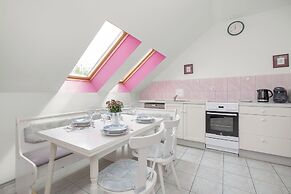 Kołobrzeg Centrum Pink by Renters