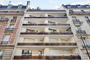 Modern Brunel Classic 1 Bed Apt With Balcony in Paris