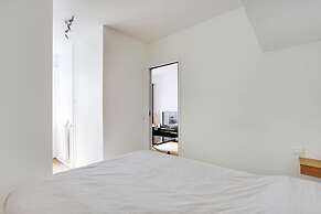 Modern Brunel Classic 1 Bed Apt With Balcony in Paris